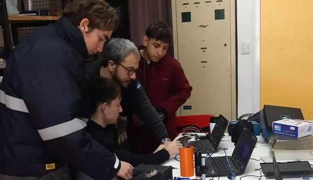 28 de septiembre. Estudiantes de una escuela t&eacute;cnica de Rold&aacute;n lanzaron un sat&eacute;lite artificial.