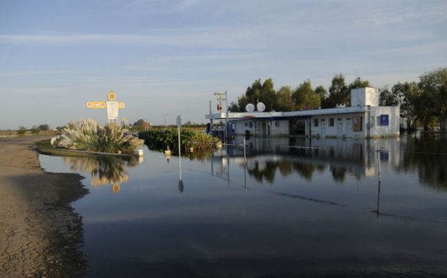 Anegada. La estación de servicios del Automóvil Club Argentino de Tortugas quedó totalmente bajo el agua proveniente del arroyo interprovincial.