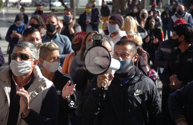 Varios manifestantes insultaron al gobernador a coro. Varios manifestantes insultaron al gobernador a coro.