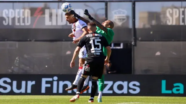 Deportivo Riestra y Newells fueron los protagonistas de un encuentro no apto para cardíacos.
