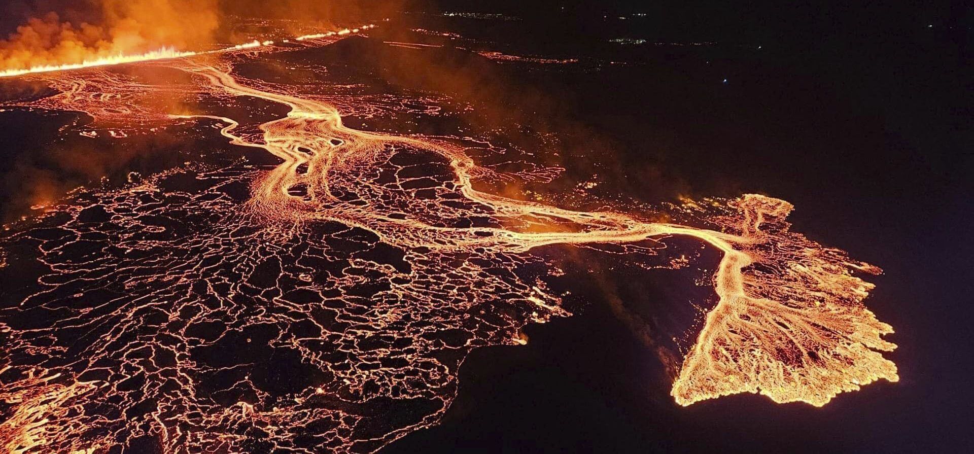 Un volcán en el suroeste de Islandia entró en erupción el 22 de agosto de 2024 por sexta vez desde diciembre, arrojando lava incandescente a través de una nueva fisura en la península de Reykjanes. (Defensa Civil de Islandia vía AP) Un volcán en el suroeste de Islandia entró en erupción el 22 de agosto de 2024 por sexta vez desde diciembre, arrojando lava incandescente a través de una nueva fisura en la península de Reykjanes. (Defensa Civil de Islandia vía AP)