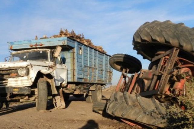 Tumbó un tractor que remolcaba un camión en Crucecitas Séptima