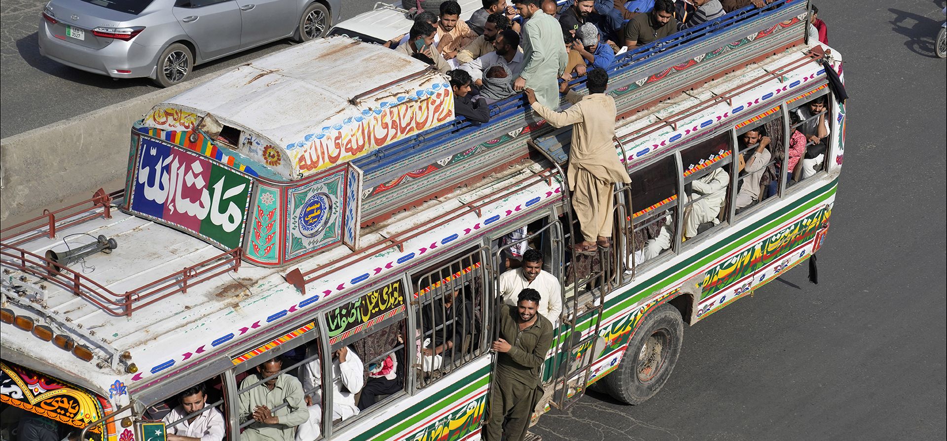 La gente viaja en un autobús sobrecargado para llegar a sus aldeas y ciudades para celebrar las próximas festividades de Eid al-Fitr, que marcan el final del mes sagrado islámico del Ramadán, en Lahore, Pakistán, el jueves 20 de abril de 2023.