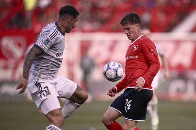 Boca encontró el triunfo en el final del partido ante Independiente y en Central todos lo lamentaron.