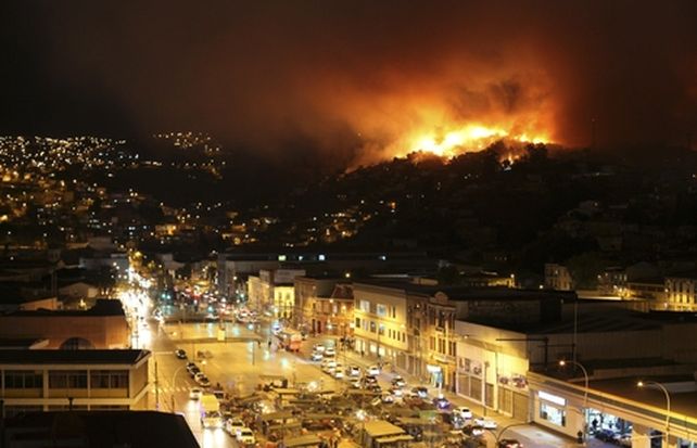 El incendio destruyó al menos 500 viviendas y mantiene en vilo a unas 5.000 personas que debieron ser evacuadas.