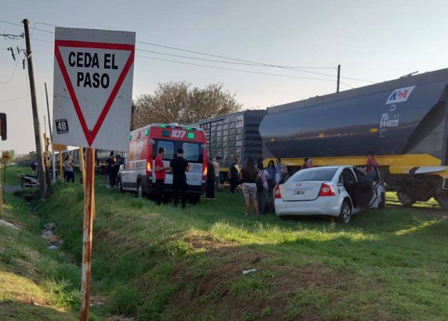 Un tren arrolló un auto en San Lorenzo y murió un hombre de Rosario