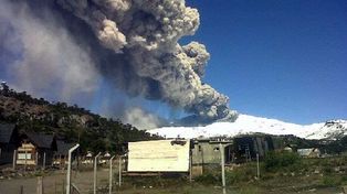 Alerta roja y cerca de tres mil evacuados por la actividad en el volcán Copahue
