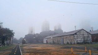 Escasa visibilidad y humedad al 100%: Santa Fe amaneció cubierta de niebla