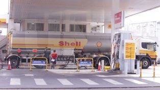 Las petroleras Shell y Puma aumentaron 5%&nbsp; promedio naftas y combustibles. Se debe al aumento del precio internacional del petróleo, por la guerra Israel - Irán