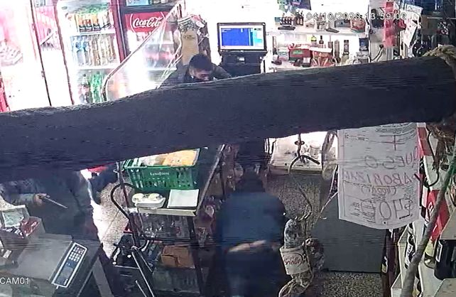 El momento del asalto que quedó registrado en las cámaras de seguridad del comercio.