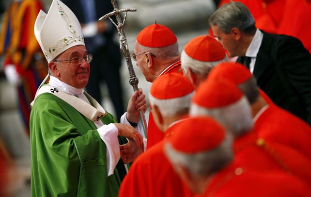 El Papa abrió un histórico sínodo de obispos de todo el mundo para analizar los retos de la familia moderna y abordar temas tabúes para la Iglesia católica.