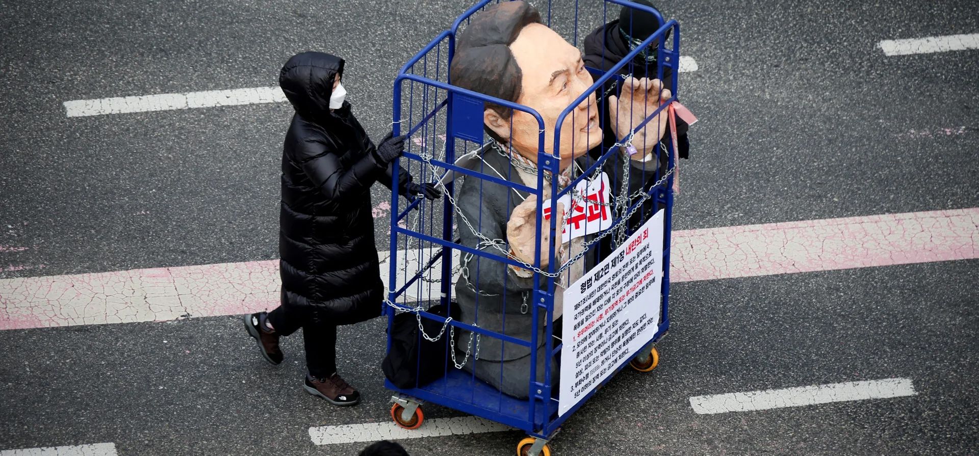 Los manifestantes empujan una efigie del presidente, Yoon Suk Yeol, a un mitin en la capital. Están pidiendo que Yoon sea destituido después de su intento fallido de declarar la ley marcial, Seúl, Corea del Sur. Fotografía: Kim Hong-Ji/Reuters Los manifestantes empujan una efigie del presidente, Yoon Suk Yeol, a un mitin en la capital. Están pidiendo que Yoon sea destituido después de su intento fallido de declarar la ley marcial, Seúl, Corea del Sur. Fotografía: Kim Hong-Ji/Reuters