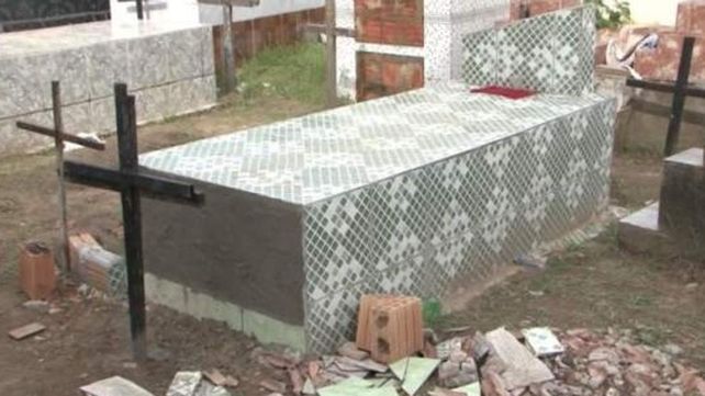 Una mujer fue declarada muerta por error y falleció intentando escapar del ataúd