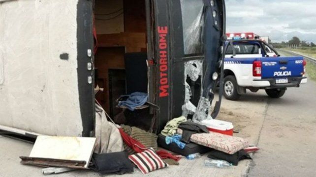 Volcó en la autopista el micro de una banda que tocó en Cosquín Rock
