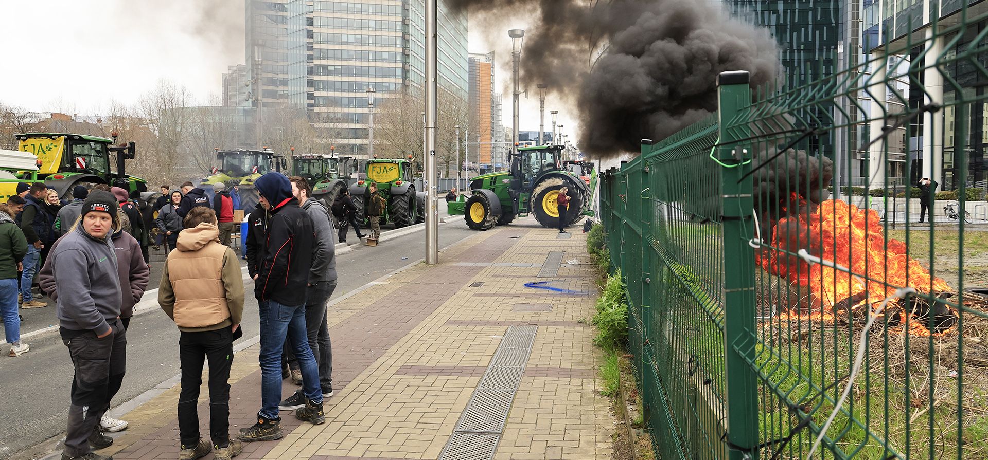 Granjeros con sus tractores se encuentran en un bulevar principal que conduce al edificio del Consejo Europeo en Bruselas, el martes 26 de marzo de 2024. Decenas de tractores cerraron calles cerca de la sede de la Unión Europea, donde los 27 ministros de agricultura de la UE se reúnen para discutir la crisis en el sector que ha provocado meses de manifestaciones en todo el bloque. (Foto AP/Geert Vanden Wijngaert) Granjeros con sus tractores se encuentran en un bulevar principal que conduce al edificio del Consejo Europeo en Bruselas, el martes 26 de marzo de 2024. Decenas de tractores cerraron calles cerca de la sede de la Unión Europea, donde los 27 ministros de agricultura de la UE se reúnen para discutir la crisis en el sector que ha provocado meses de manifestaciones en todo el bloque. (Foto AP/Geert Vanden Wijngaert)