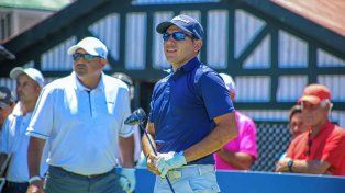 Joaquín Ludueña junto al Pato Ángel Cabrera en el Abierto del Sur en Playa Grande.
