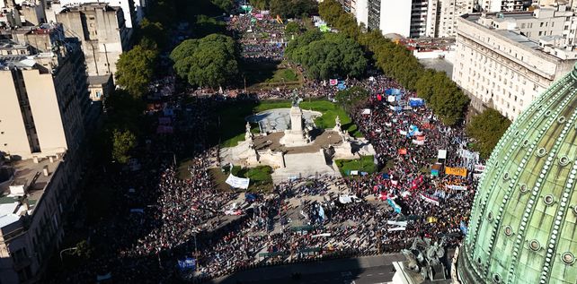 Multitudinaria marcha universitaria en Plaza de Mayo: No estamos dispuestos a resignar nuestro futuro