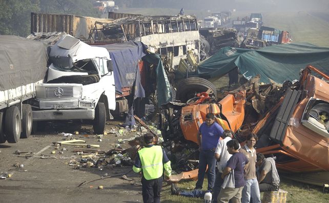 Cuatro muertos y m&aacute;s de 20 heridos por choques en la autopista a Buenos Aires