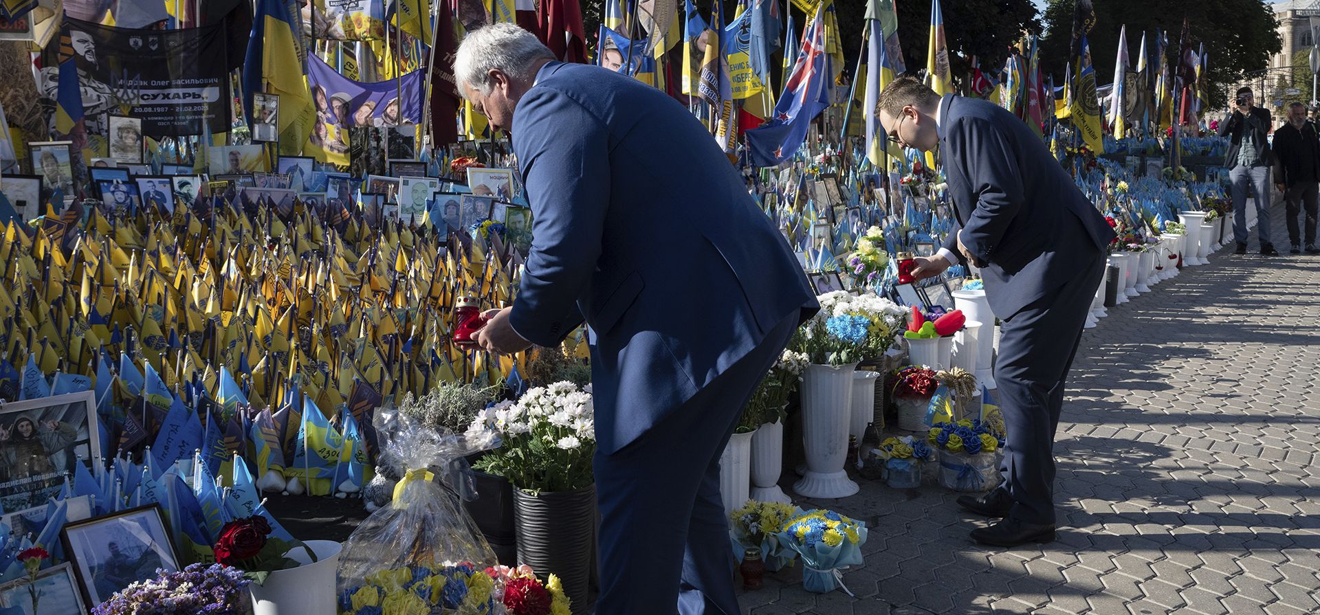 El ministro de Asuntos Exteriores de la República Checa, Jan Lipavsky (derecha), y el ministro de Asuntos Exteriores de Ucrania, Andrii Sybiha, colocaron velas en el monumento a los soldados ucranianos caídos en la Plaza de la Independencia de Kiev, Ucrania, el martes 12 de agosto de 2025. (Foto AP/Efrem Lukatsky) El ministro de Asuntos Exteriores de la República Checa, Jan Lipavsky (derecha), y el ministro de Asuntos Exteriores de Ucrania, Andrii Sybiha, colocaron velas en el monumento a los soldados ucranianos caídos en la Plaza de la Independencia de Kiev, Ucrania, el martes 12 de agosto de 2025. (Foto AP/Efrem Lukatsky)