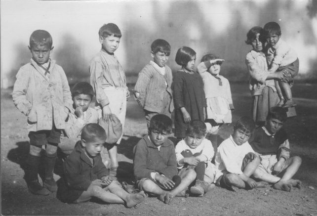 Asistían niños de todas las edades, en su mayoría hijos e hijas de los cuidadores y jockeys del hipódromo. Colección Museo de la Ciudad Wladimir Mikielievich.