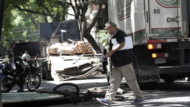 Un joven de 24 años sufrió graves heridas tras la caída del techo de un camión que transportaba bebidas en Montevideo y Dorrego.&nbsp;