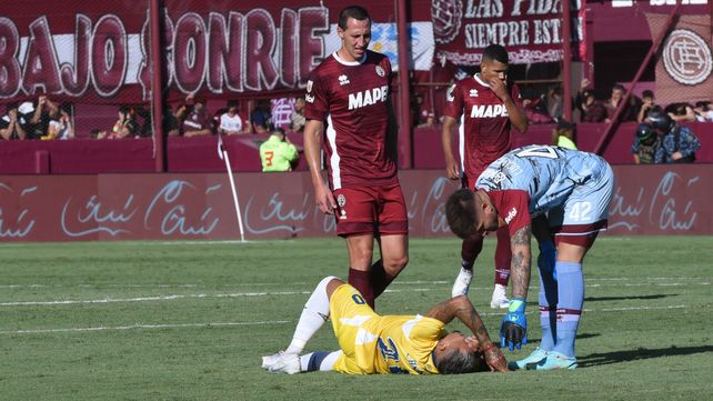 Jhonatan Candia sufre tras el choque contra Belmonte. El arquero Acosta se preocupa por su estado.