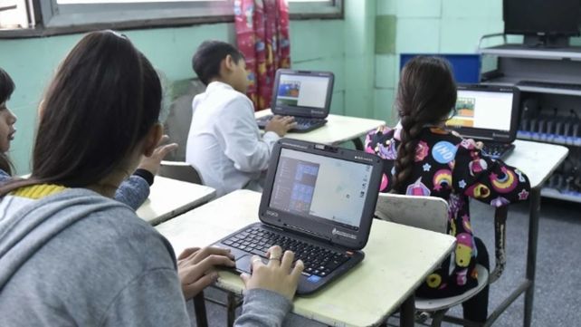 El documento destaca el derecho la conectividad en la educación.
