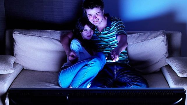 Un estudio develó a que edad elegimos quedarnos en casa antes que salir a bailar