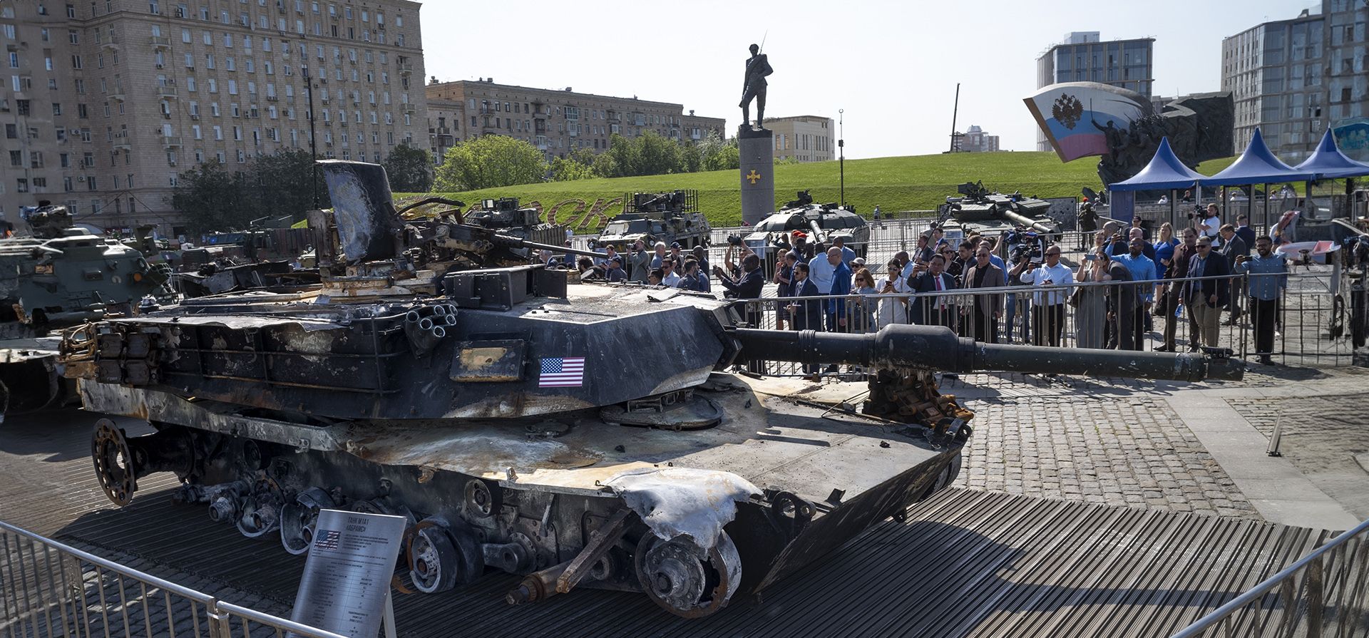 Representantes del cuerpo diplomático observan el tanque M1 Abrams de fabricación estadounidense, alcanzado y capturado por tropas rusas durante los combates en Ucrania, mientras visitan una exposición de equipo militar occidental confiscado a las fuerzas ucranianas, en Moscú el viernes 31 de mayo de 2024. (Foto AP/Alexander Zemlianichenko) Representantes del cuerpo diplomático observan el tanque M1 Abrams de fabricación estadounidense, alcanzado y capturado por tropas rusas durante los combates en Ucrania, mientras visitan una exposición de equipo militar occidental confiscado a las fuerzas ucranianas, en Moscú el viernes 31 de mayo de 2024. (Foto AP/Alexander Zemlianichenko)