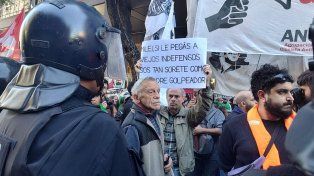 Jubilados hicieron una nueva protesta contra el veto del presidente Javier Milei con corte de tránsito e incidentes frente al Congreso&nbsp;