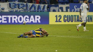 Emanuel Coronel quedó tendido tras el golpe de Elías Gómez. Fue penal para Central.