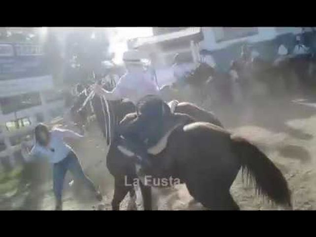 VIDEO: Dos damas se agarraron a fustazos en la Fiesta del Hombre de Campo