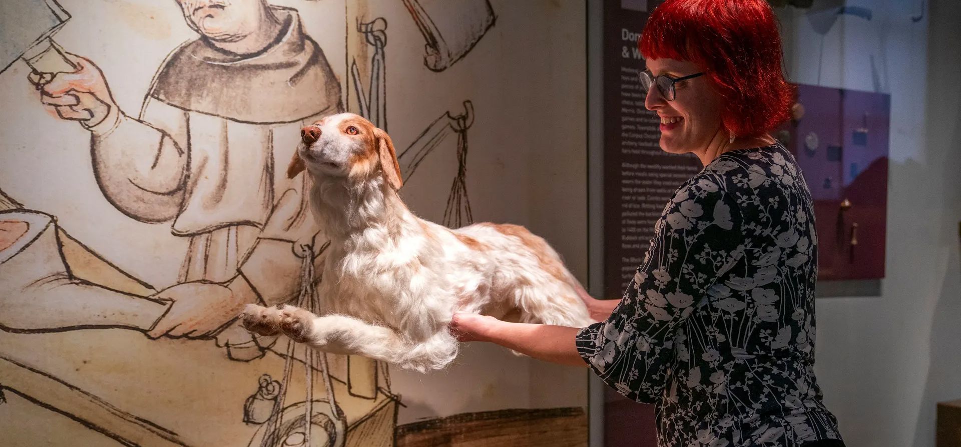 La oficial de conservación Anna Zwagerman coloca la exhibición Bawsie Broun, una reconstrucción de un perro cuyo esqueleto fue excavado en Mill Street, cerca del nuevo Museo de Perth, antes de la apertura al público el 30 de marzo. La pieza central del nuevo museo será la Piedra del Destino, o Piedra de Scone, que regresa a Perthshire por primera vez en más de 700 años, Perth, Escocia. Fotografía: Jane Barlow/PA La oficial de conservación Anna Zwagerman coloca la exhibición Bawsie Broun, una reconstrucción de un perro cuyo esqueleto fue excavado en Mill Street, cerca del nuevo Museo de Perth, antes de la apertura al público el 30 de marzo. La pieza central del nuevo museo será la Piedra del Destino, o Piedra de Scone, que regresa a Perthshire por primera vez en más de 700 años, Perth, Escocia. Fotografía: Jane Barlow/PA