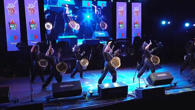 Una multitud en la segunda noche de la Fiesta Nacional del Mate