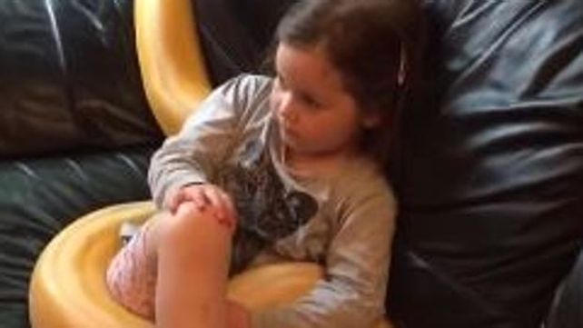 El video de la amistad entre una niña y una gran serpiente se viralizó en las redes sociales