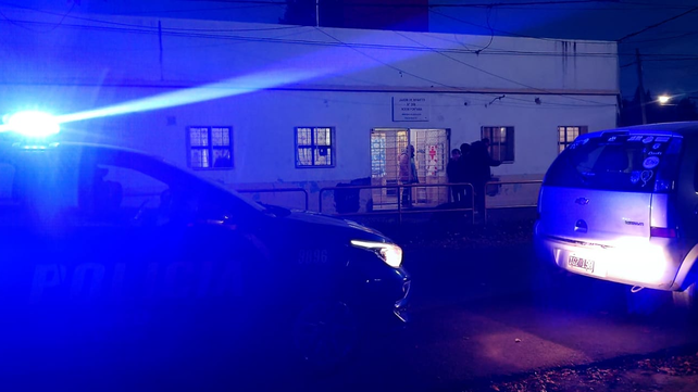 Un patrullero policial estacionado frente al edificio escolar. Allí estuvo hasta la hora en que ingresaron los alumnos.&nbsp;