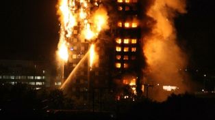 Impresionante incendio destruyó una edificio de 27 pisos en Londres y la torre podría caer