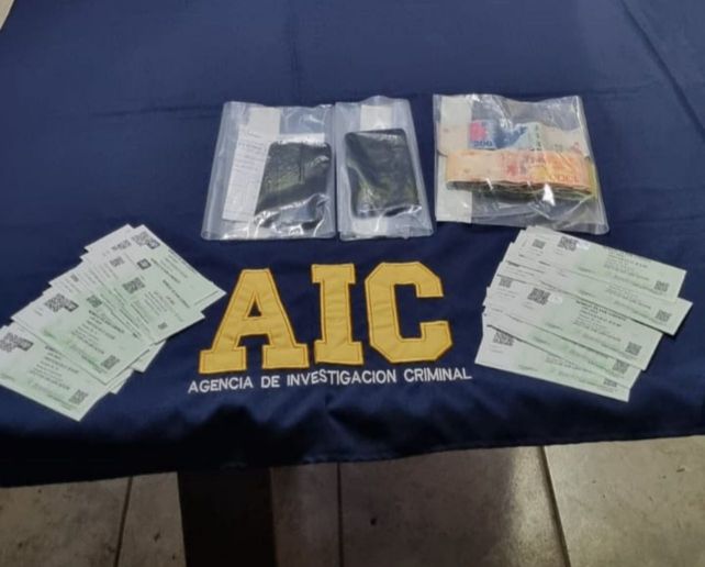 En uno de los 14 domicilios allanados fueron secuestradas entradas para el partido de Newell´s con San Lorenzo.