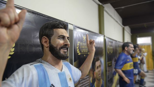 Lionel Messi también forma parte de la galería artística que se exhibe en el club Fortín Victoria.