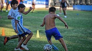 Los gurises de Sportivo Urquiza entrenando