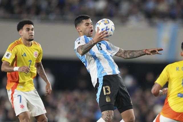 Cuti Romero la controla de pecho en la presentación de la selección argentina. Atrás, Luis Díaz, figura de Colombia.