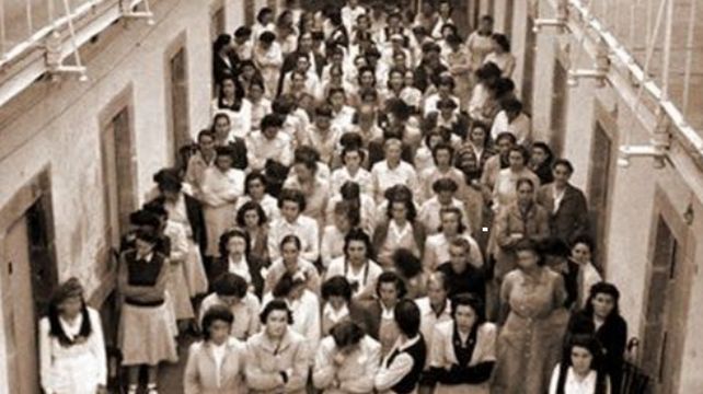 Maestras activistas en la huelga de 1921. Antecedente de la creación de la&nbsp;Asociación del Magisterio de Santa Fe (1928). Bv. Gálvez entre Laprida y Vélez Sarsfield.