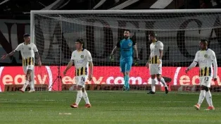 Los jugadores de Central sufren tras el gol de Platense, el que marcó la diferencia en el partido.