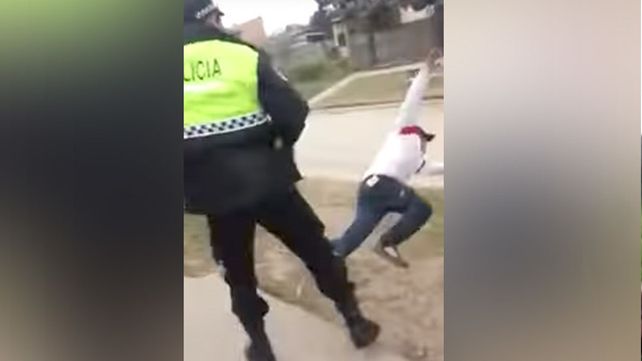 Un policía de Tucumán le dio una trompada a un joven que lo desafió
