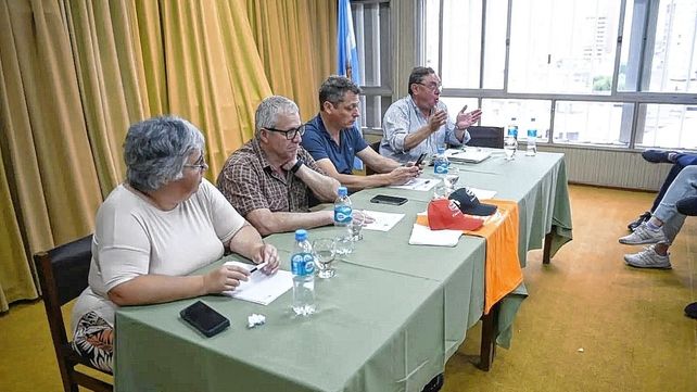 Las autoridades del comité organizador mantuvieron la charla técnica con los nadadores y sus guías.