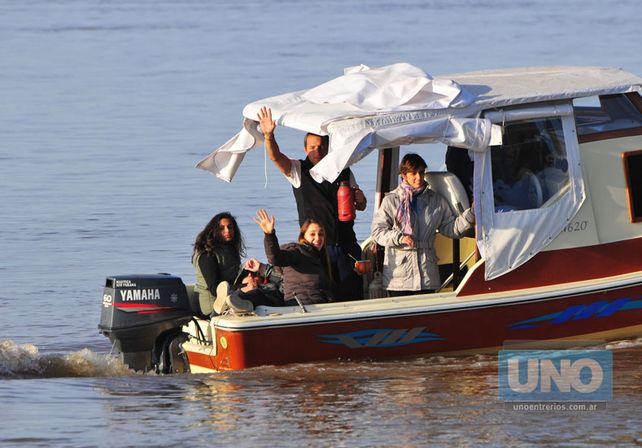 La embarcación siguió el maratón y saludó al fotógrafo de UNO.   Foto UNO/ Juan Manuel Hernández