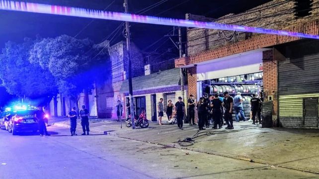 La víctima recibió tres impactos de bala y murió camino al hospital. (Foto vía X @MauroYasprizza)