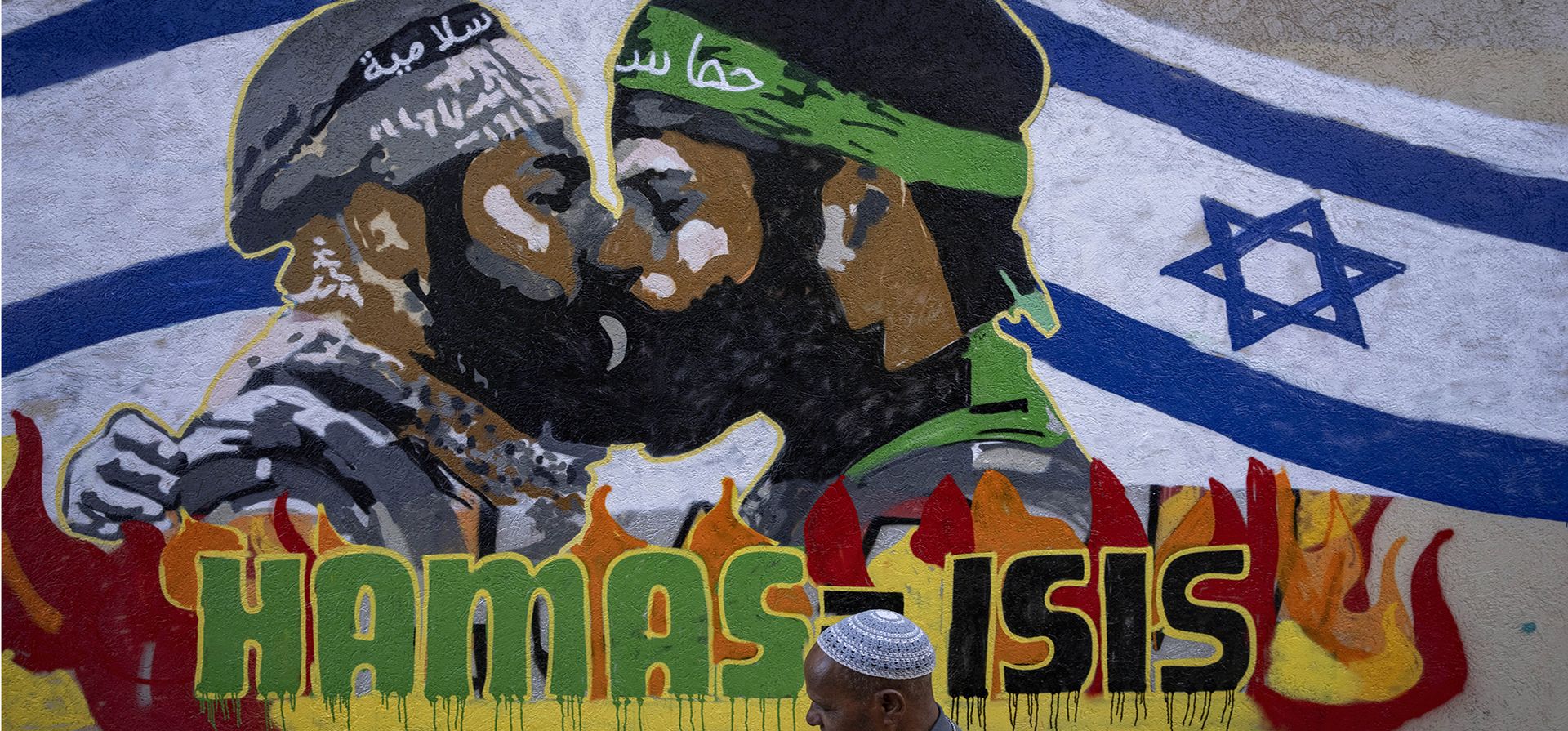 Un hombre pasa junto a un graffiti recién pintado que dice Hamás es igual a ISIS, en Tel Aviv, Israel, el lunes 30 de octubre de 2023. El 7 de octubre, más de 1.400 personas, en su mayoría civiles israelíes, fueron asesinadas y unas 230 capturadas en un ataque transfronterizo sin precedentes por parte de militantes de Hamás desde la Franja de Gaza. (Foto AP/Oded Balilty) Un hombre pasa junto a un graffiti recién pintado que dice Hamás es igual a ISIS, en Tel Aviv, Israel, el lunes 30 de octubre de 2023. El 7 de octubre, más de 1.400 personas, en su mayoría civiles israelíes, fueron asesinadas y unas 230 capturadas en un ataque transfronterizo sin precedentes por parte de militantes de Hamás desde la Franja de Gaza. (Foto AP/Oded Balilty)