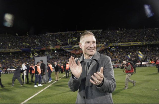 Ariel Holan celebra eufórico la victoria en el clásico que se jugó en el Gigante. El del primer semestre también lo ganó.
