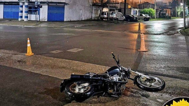La moto fue impactada por un automovilista quien se dio a la fuga del lugar.